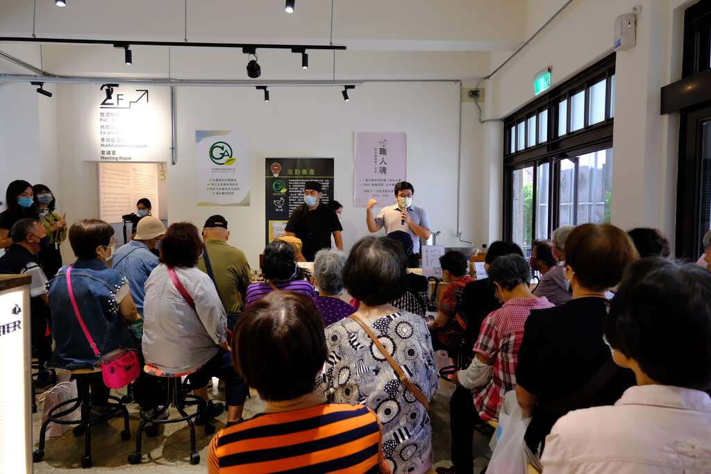 新創業者洺鈞畜產與東明里里民分享驗證計畫與商品(圖片來源：臺北市政府產業發展局)