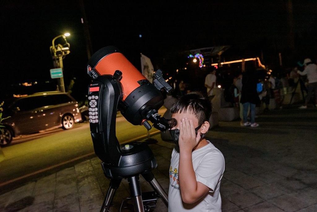 天文老師將帶領大小朋友以專業設備體驗觀星樂趣(圖片來源:臺北市政府觀光傳播局)