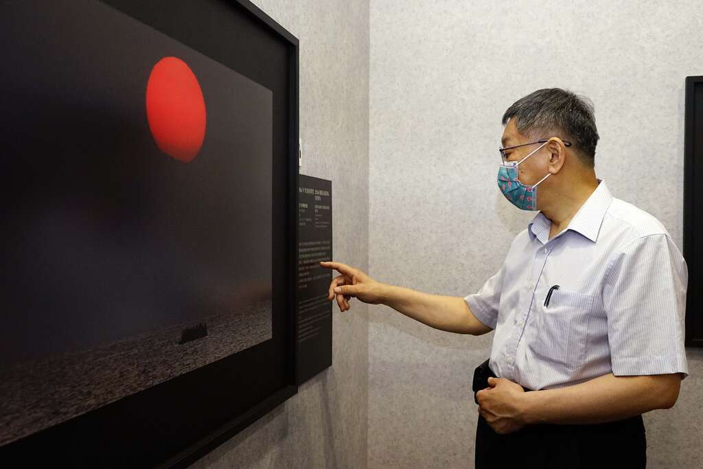 柯市長正在閱讀作品簡介(圖片來源：臺北市政府秘書處媒體事務組)