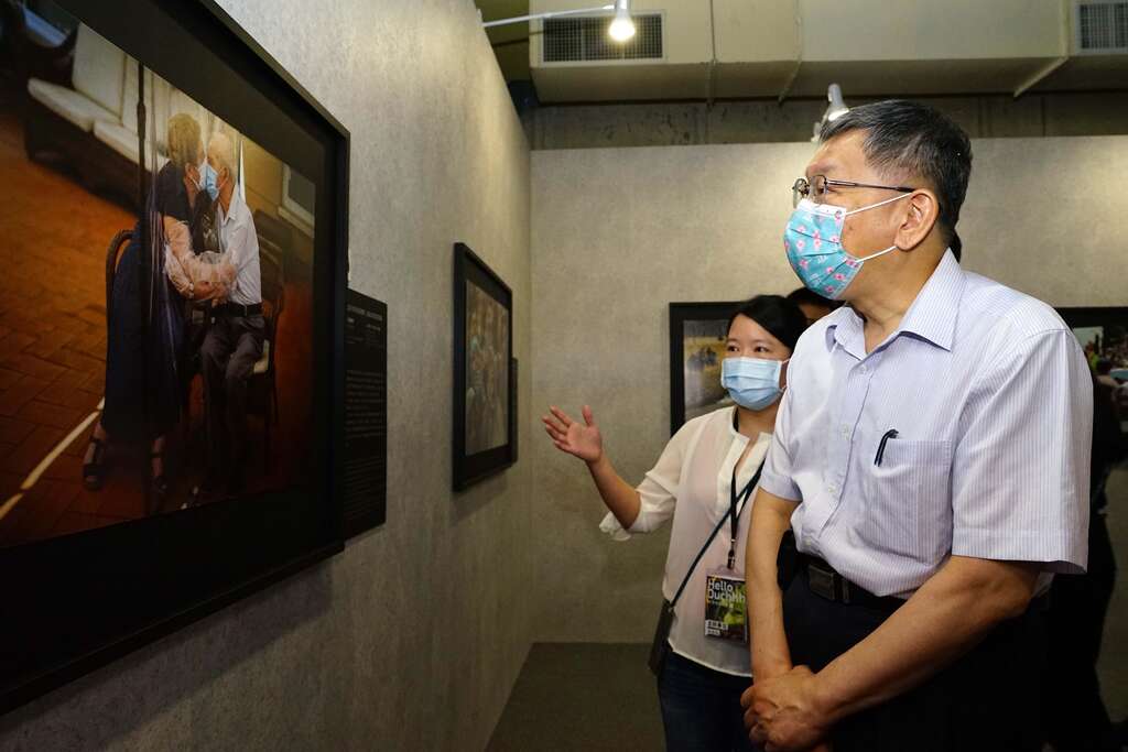工作人员向柯市长介绍着作品(图片来源：台北市政府秘书处媒体事务组)