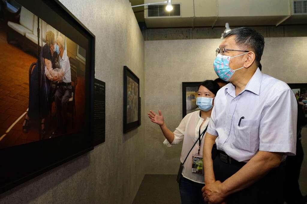 工作人員向柯市長介紹著作品(圖片來源：臺北市政府秘書處媒體事務組)