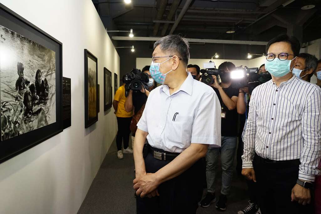 柯市长细细观看每一幅作品(图片来源：台北市政府秘书处媒体事务组)