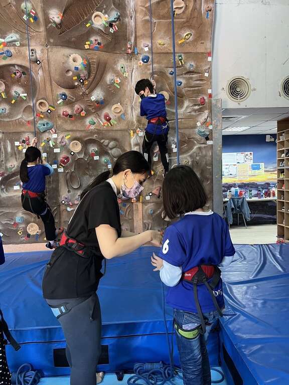 臺北市青發處攀岩場結合OT案的民間資源，7月起重磅推出「親子友善月」活動，讓每位大小朋友們都能用平日的優惠價格享受上攀體驗。(圖片來源：臺北市青少年發展處)