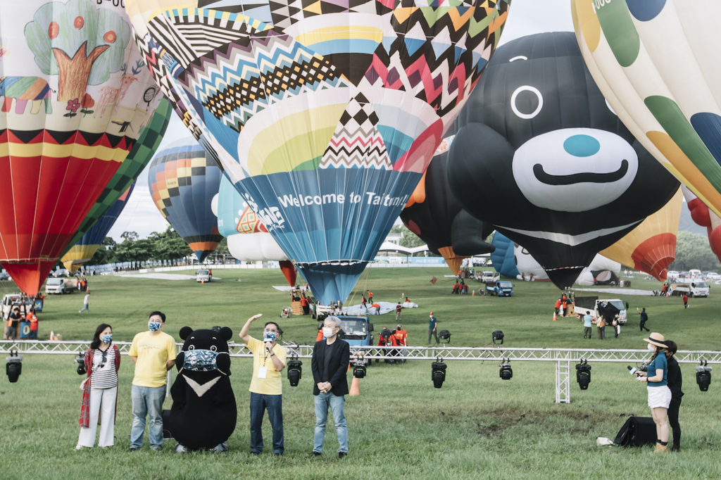 副市长蔡炳坤率领市府团队与熊赞热气球重返台东。