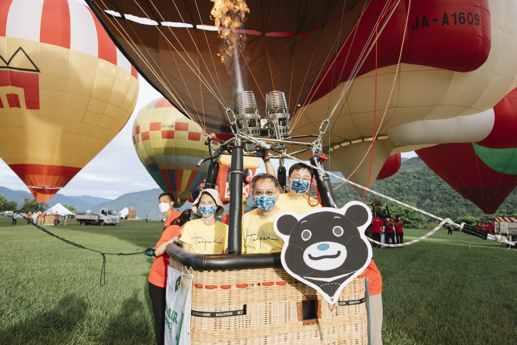 副市长蔡炳坤与局长刘奕霆搭乘熊赞热气球升空。