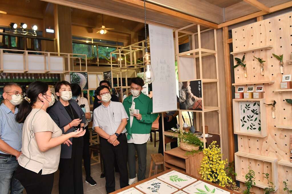 木栅青农解说茶山塾策展内容。(图片来源：台北市政府产业发展局)