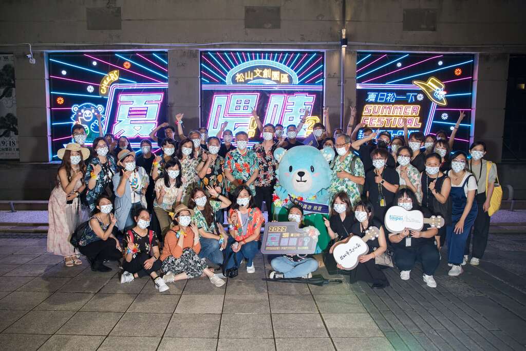 柯市長走讀信義松菸無圍牆博物館合影(圖片來源：臺北市政府文化局)