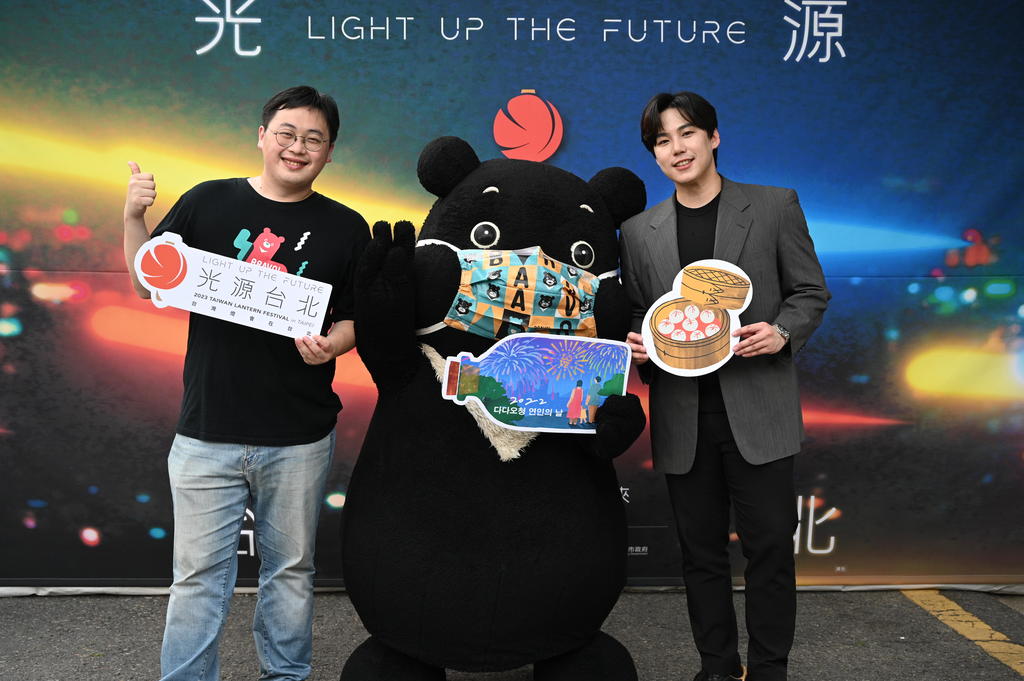 刘奕霆局长与艺人全世进、台北城市吉祥物熊赞於台北市展摊宣传台北美食及「大稻埕情人节」