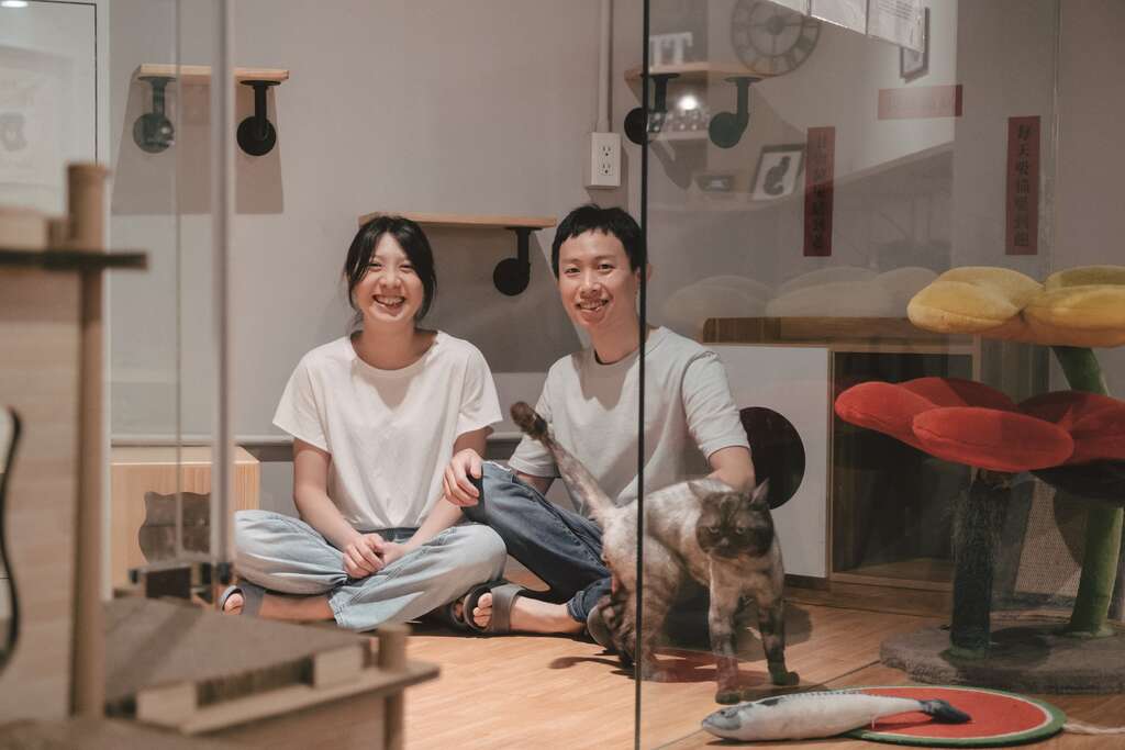尹欣（左）与Tommy（右）藉由开设中途咖啡厅，搭起猫咪与人之间的桥梁。（摄影／蔡耀徵）