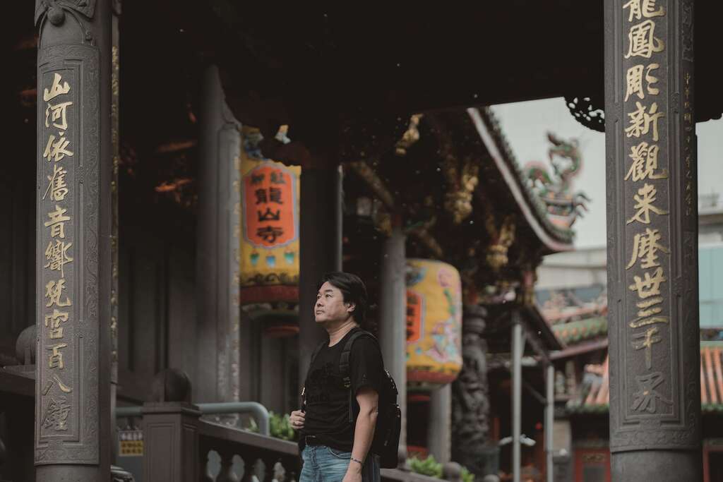 赖有贤时常游走於台北街头，浸淫於庙宇宇化与在地人文中，汲取城市带来的创作养分。（摄影／彭柏璋）