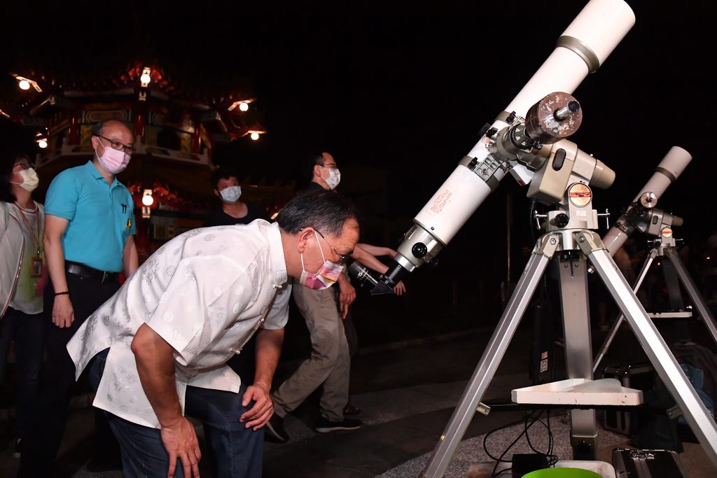 蔡炳坤副市长与民众一同观星，原来在台北就能体验与星夜对话的乐趣。.JPG
