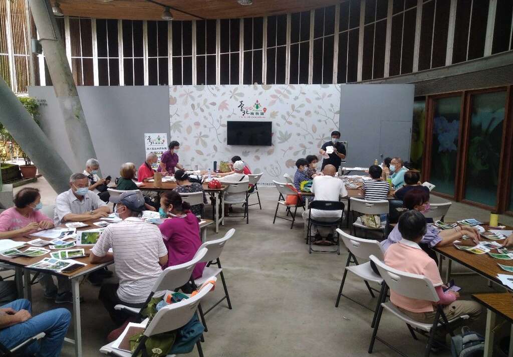 暑假不停学，台北典藏植物园环境教育课程丰富有趣，适合暑假期间一同亲子共学。(图片来源：台北市政府工务局公园路灯工程管理处)