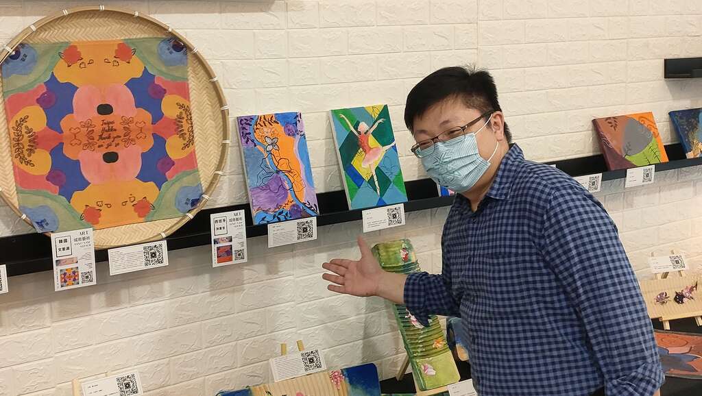 北市客委会主委徐世勲莅临成果展现场欣赏学员作品并为青年学子加油打气(图片来源：台北市政府客家事务委员会)
