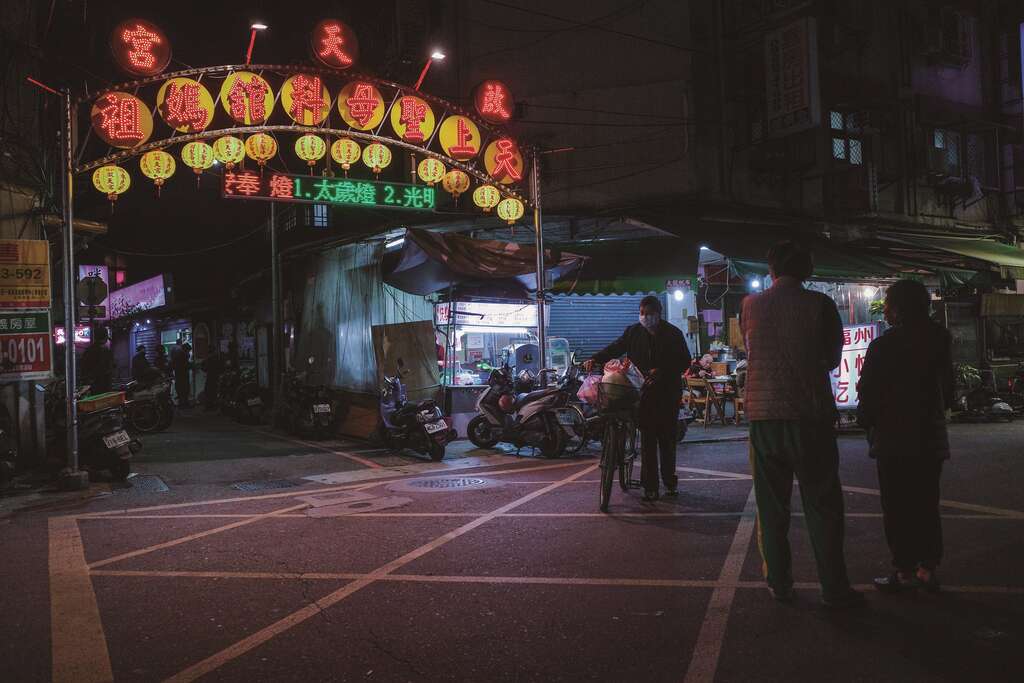 艋舺的廟宇牌樓與燈籠，在夜間亮起散發的濃厚草根氣息，讓來台8年的安田依舊著迷不已。（圖／安田夏樹）
