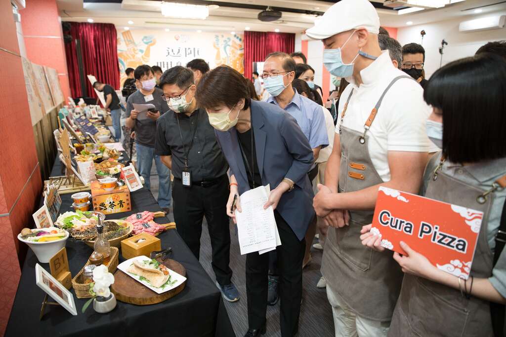 黃珊珊副市長參觀現場活動參與店家展示特色美食(圖片來源：臺北市商業處)