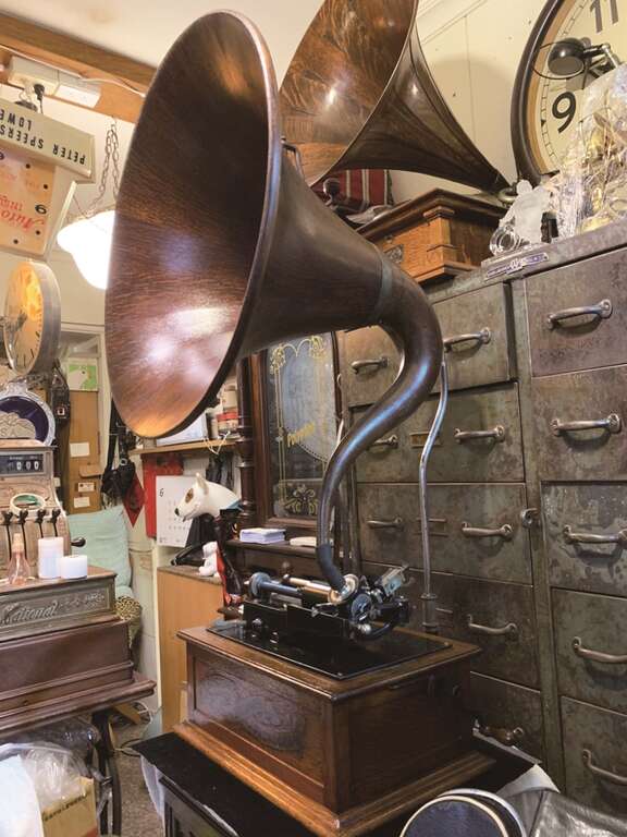 在「Brunswick Antiques」可以找到特色灯具和老式留声机。（图／Brunswick Antiques） (2)