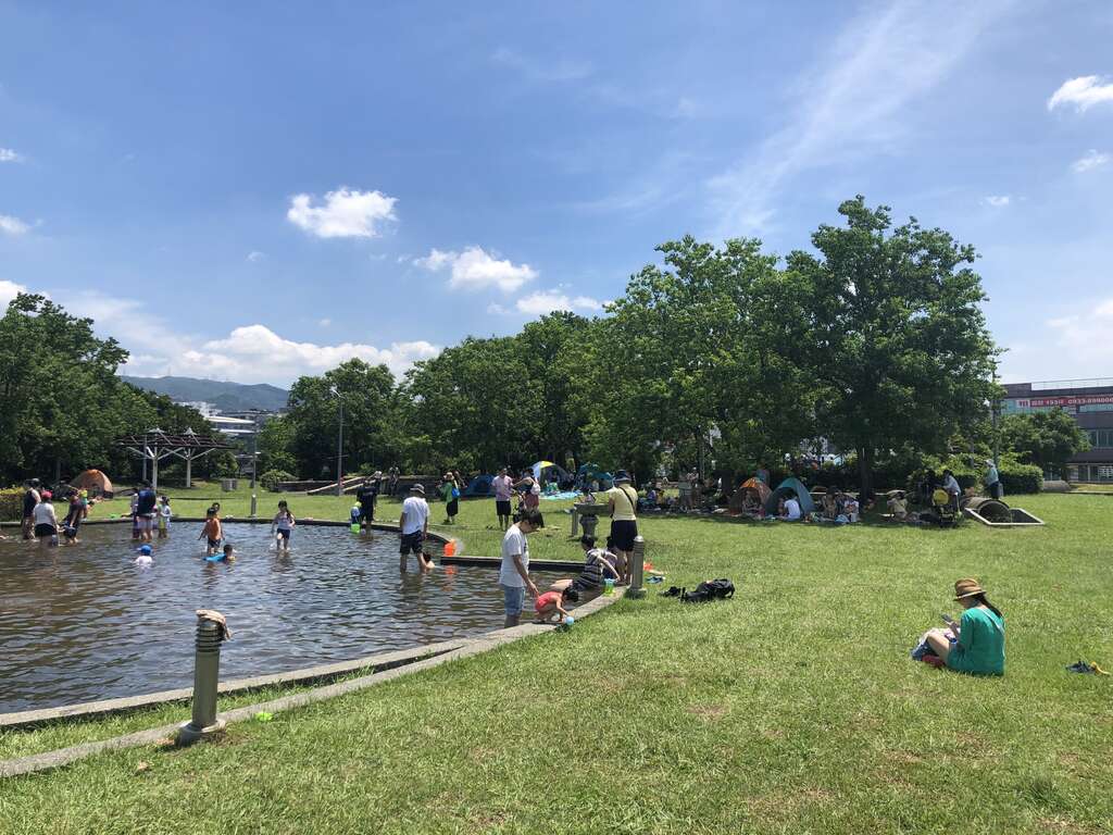 炎炎夏日，很适合来亲子戏水池消暑一下(图片来源：台北市政府工务局卫生下水道工程处)