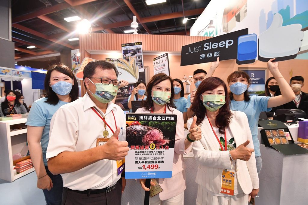 台北市政府观传局薛秋火副局长、市长室谢明珠主任、台北市温泉发展协会周水美理事长与业者合影，一同为观光产业加油