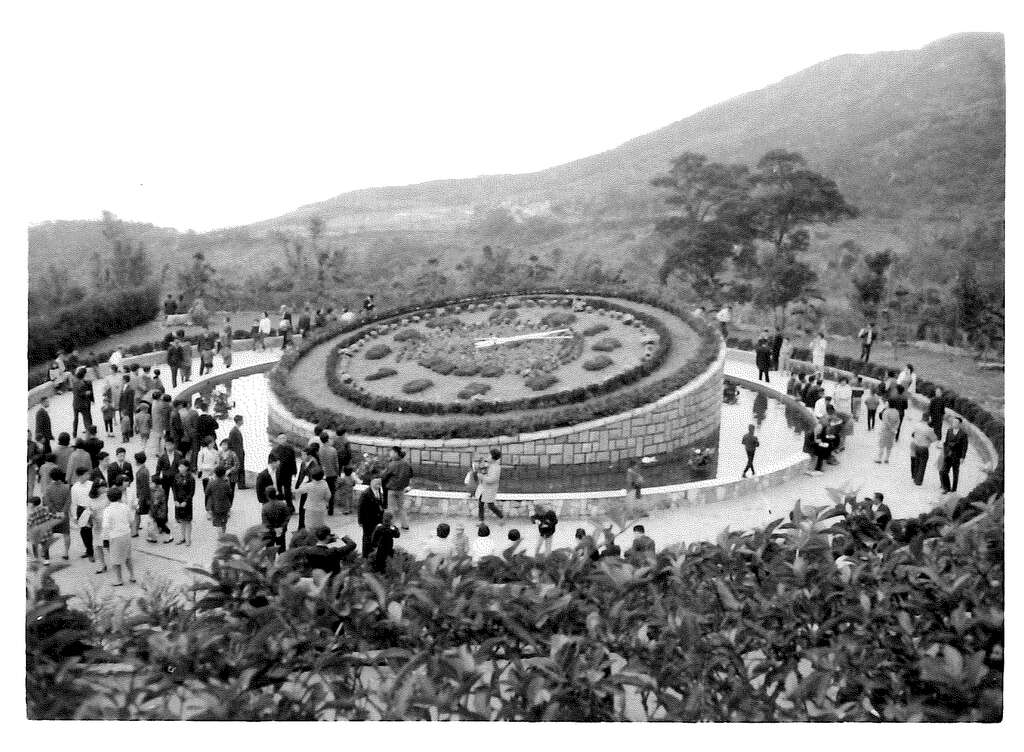 遊客參觀陽明山花鐘(由徐素津提供)(圖片來源：臺北市立圖書館)
