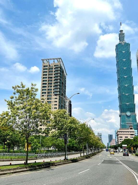信义区街景(图片来源：台北市政府工务局公园路灯工程管理处)