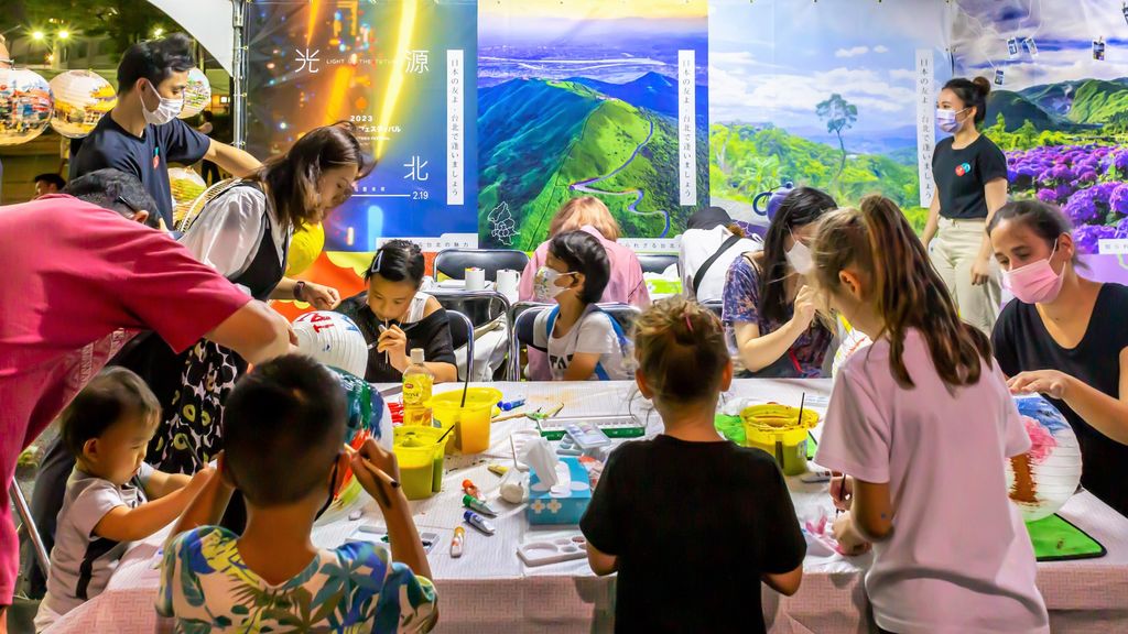 Taiwan_Festa現場臺北展區,日本民眾及外國旅客體驗手繪燈籠,提前感受「2023台灣燈會在台北」熱鬧氣氛1