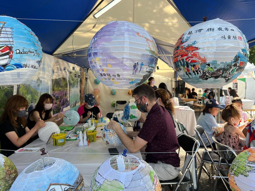 Taiwan_Festa現場臺北展區,日本民眾及外國旅客體驗手繪燈籠,提前感受「2023台灣燈會在台北」熱鬧氣氛2