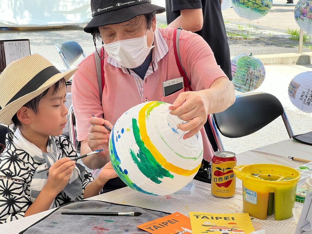 Taiwan_Festa現場臺北展區,日本民眾體驗手繪燈籠,提前感受「2023台灣燈會在台北」熱鬧氣氛1