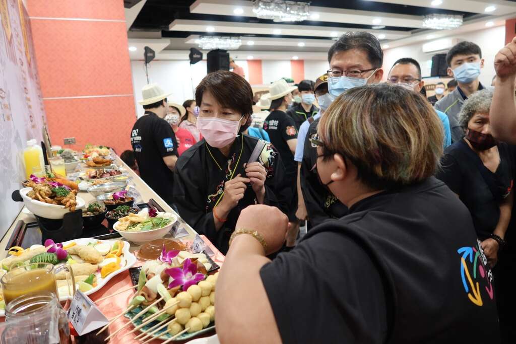 黄副市长进行巡摊(图片来源：台北市市场处)
