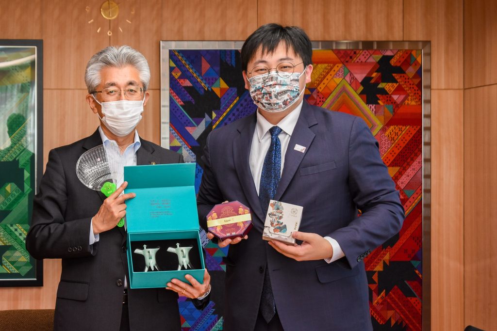 臺北市觀光傳播局劉奕霆局長與弘前市櫻田宏市長於祭典前夕，進行兩市疫後觀光進行交流，並互贈紀念品表達兩市的友好情誼。