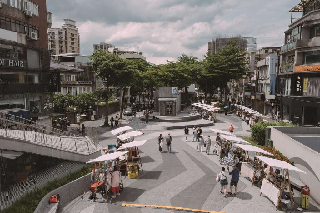 改造後的心中山线形公园空间开阔，提供民众安全舒适的步行环境。（摄影／蔡耀徵）