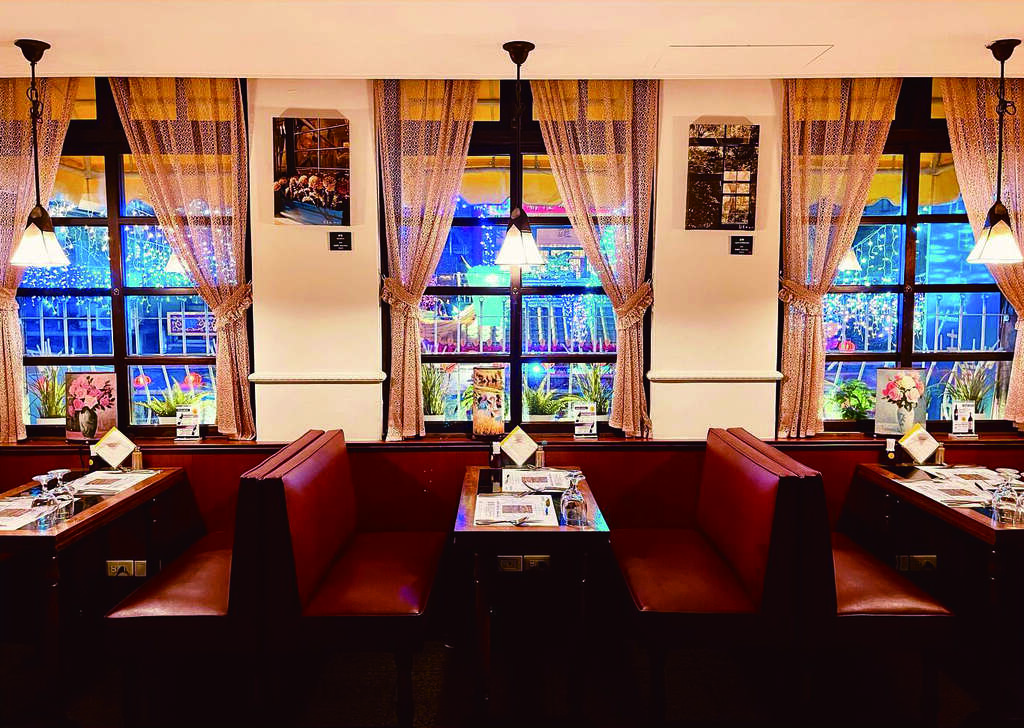 「明星咖啡馆」的酒红色皮椅，带着旧时代的人文情怀。（图／明星咖啡馆）