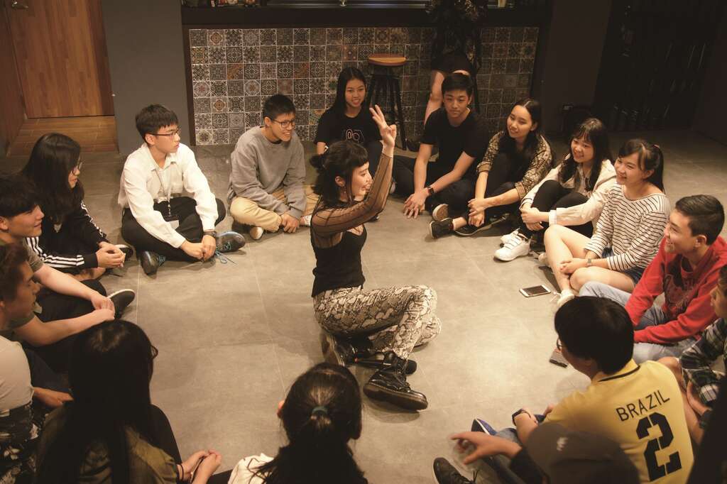 陈震宇与自学生们透过定期聚会，交换自学心得和意见。（图／陈震宇）