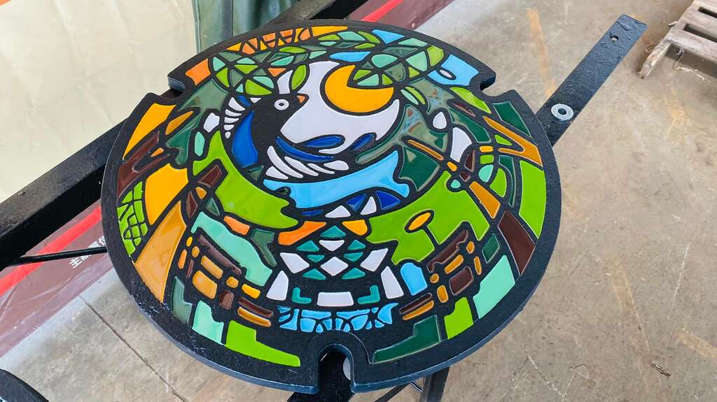 大安区彩绘设计人孔盖-向阳之森，设计师为Nuomi诺米(图片来源：台北市政府工务局水利工程处)
