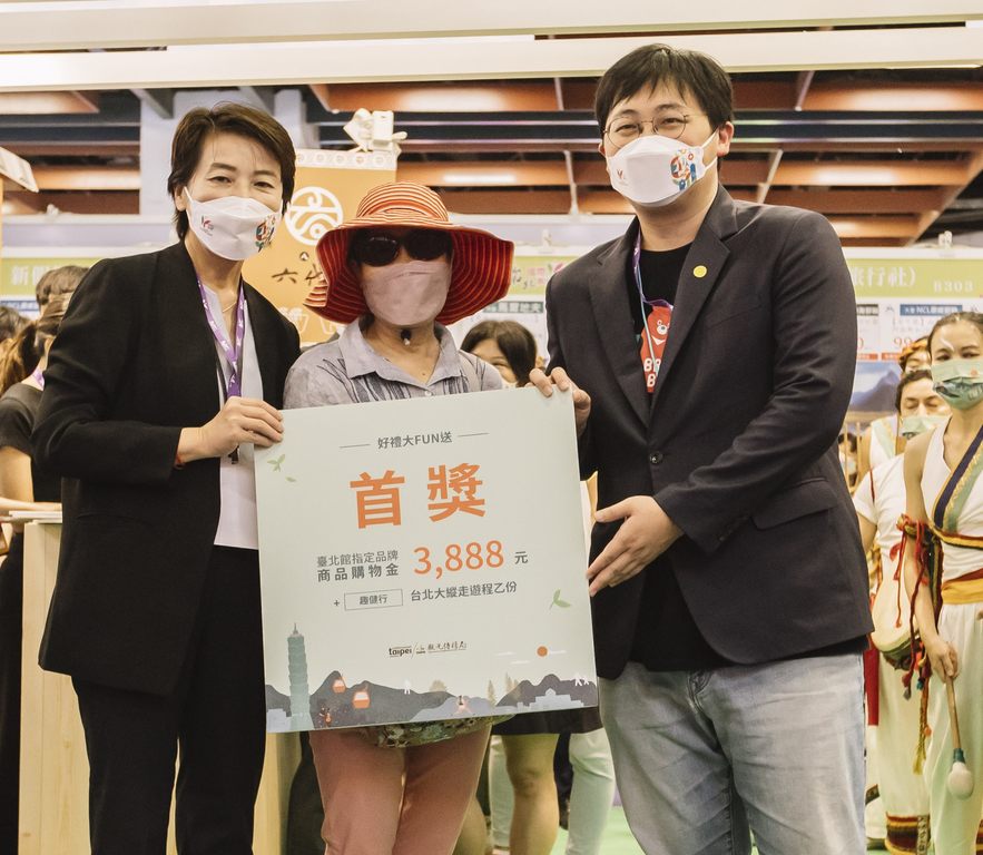 4._黃珊珊副市長抽出觀光博覽會臺北館首獎並與幸運民眾合影.JPG