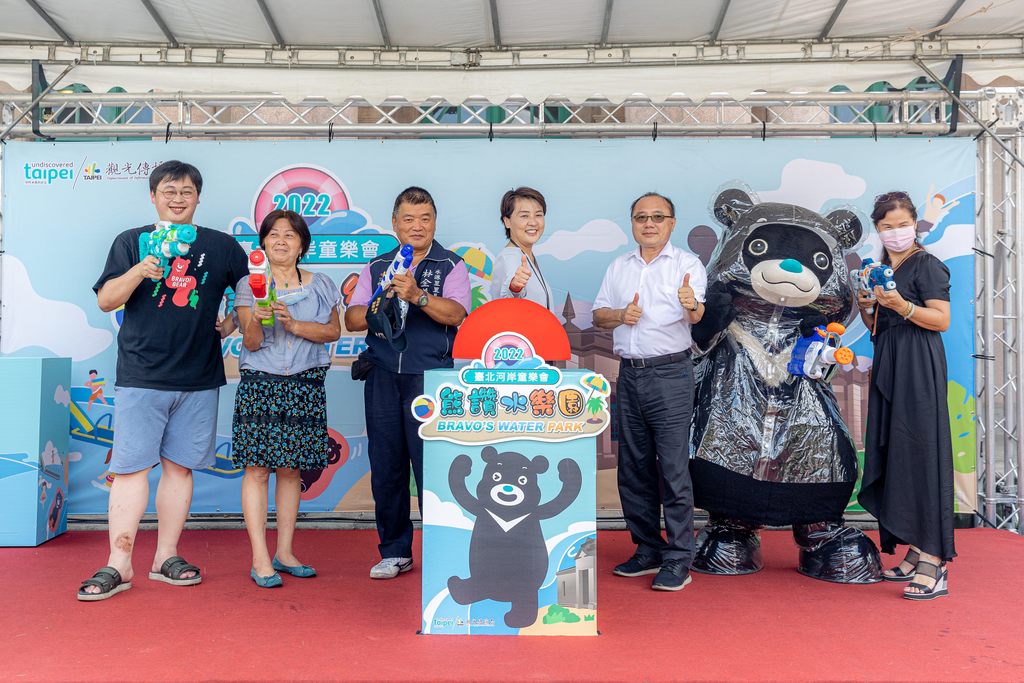 台北市黄副市长(右三)、陈处长(右二)、刘局长(左一)、周理事长(左二)、蔡副理事长(右一)为2022年熊赞水乐园进行开幕启动仪式