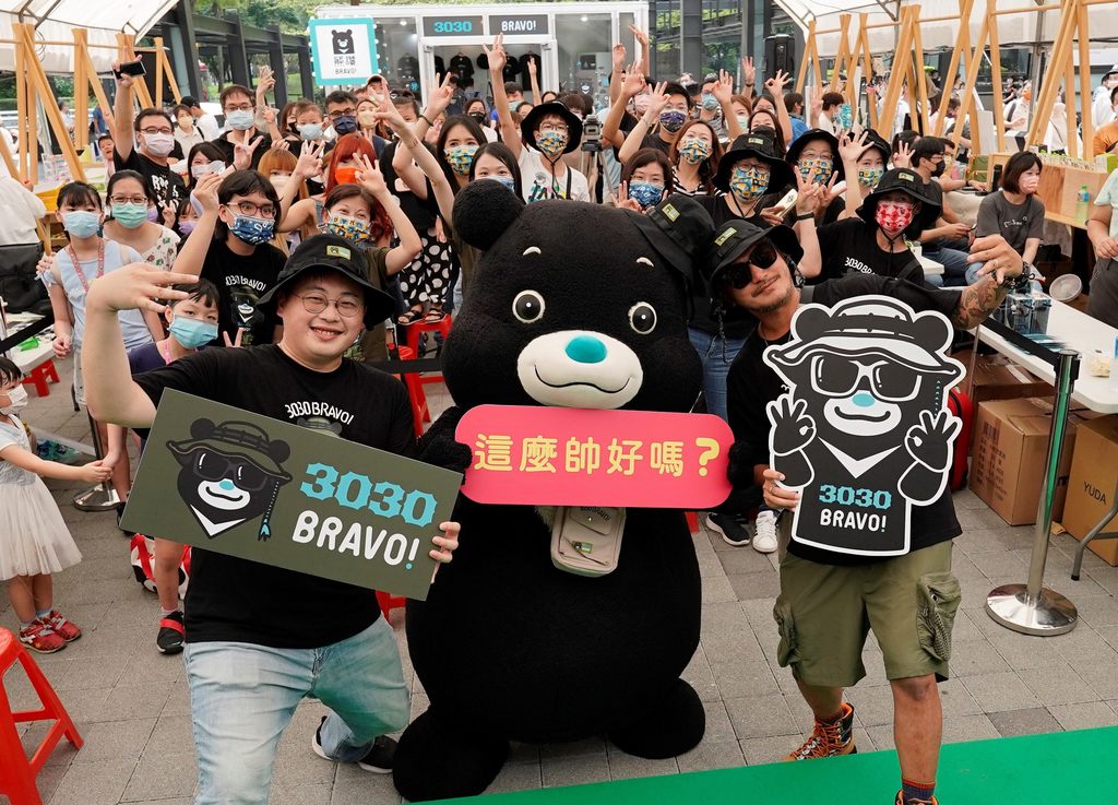 熊讚與KID林柏昇8月20日於信義香堤廣場舉辦一日店長活動，吸引許多粉絲前來購買.JPG(圖片來源：臺北市政府觀光傳播局)