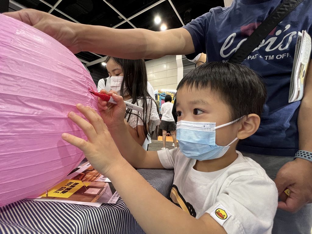 民眾手繪小提燈(圖片來源：臺北市政府觀光傳播局)