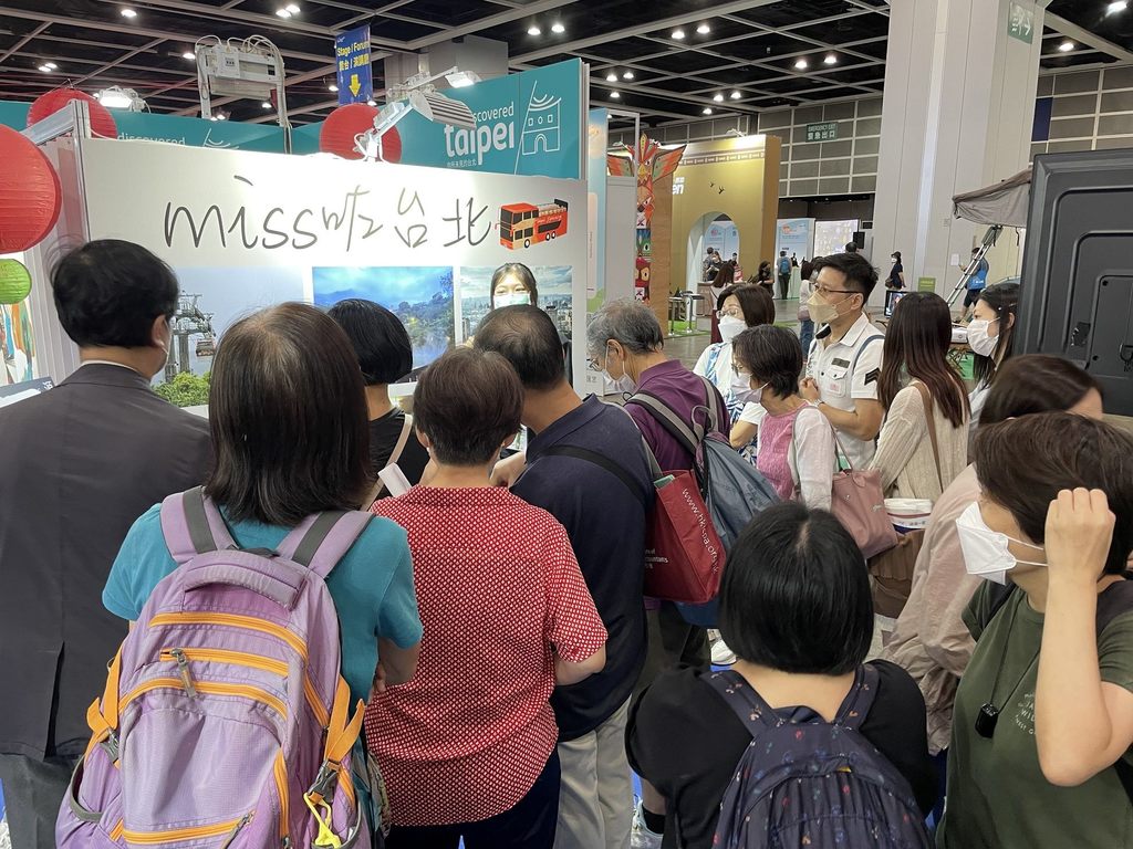民眾排隊猜燈謎，爭搶臺北紀念品(圖片來源：臺北市政府觀光傳播局)
