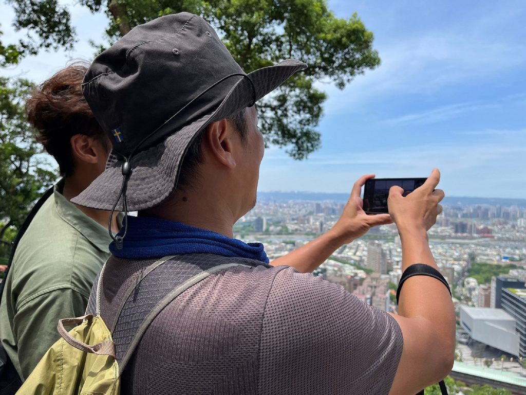 「漫‧摄‧老地方」活动邀请登山摄影老师教导民众以手机拍出美照。