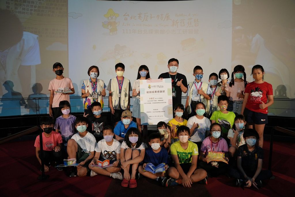 台北市觀光傳播局劉奕霆局長與參訓學員於結訓典禮開心合影.JPG