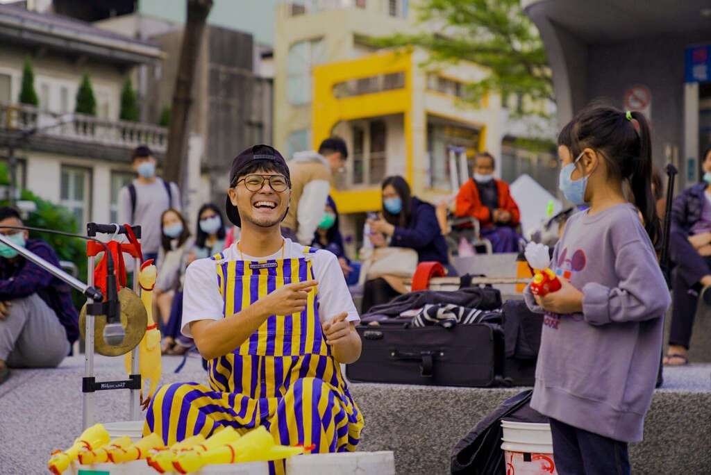 巴奇先生以鍋碗瓢盆等等日常生活用品，敲擊組合成動感節奏.JPG(圖片來源：臺北市政府文化局)