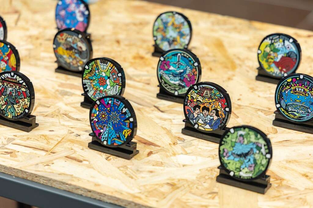 水利处处长还特别加码，将市面尚未贩售的12款「台北盖水」特制积木拼图，作为「加码抽奖」礼(图片来源：台北市政府工务局水利工程处)