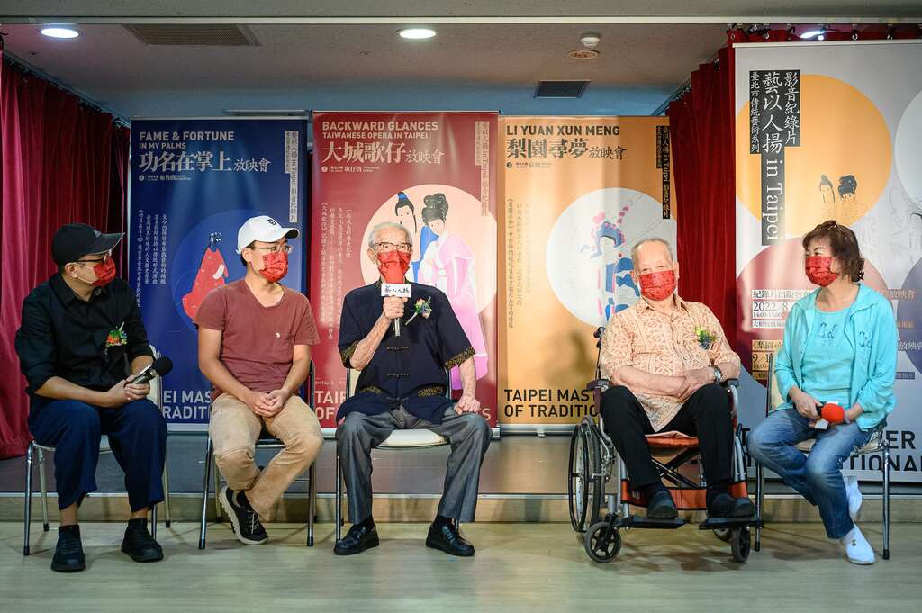 (左起)《功名在掌上》導演許紘源、陳冠霖、陳錫煌藝師、許王藝師及許娟娟女士(攝影王世邦)(圖片來源：臺北市政府文化局)