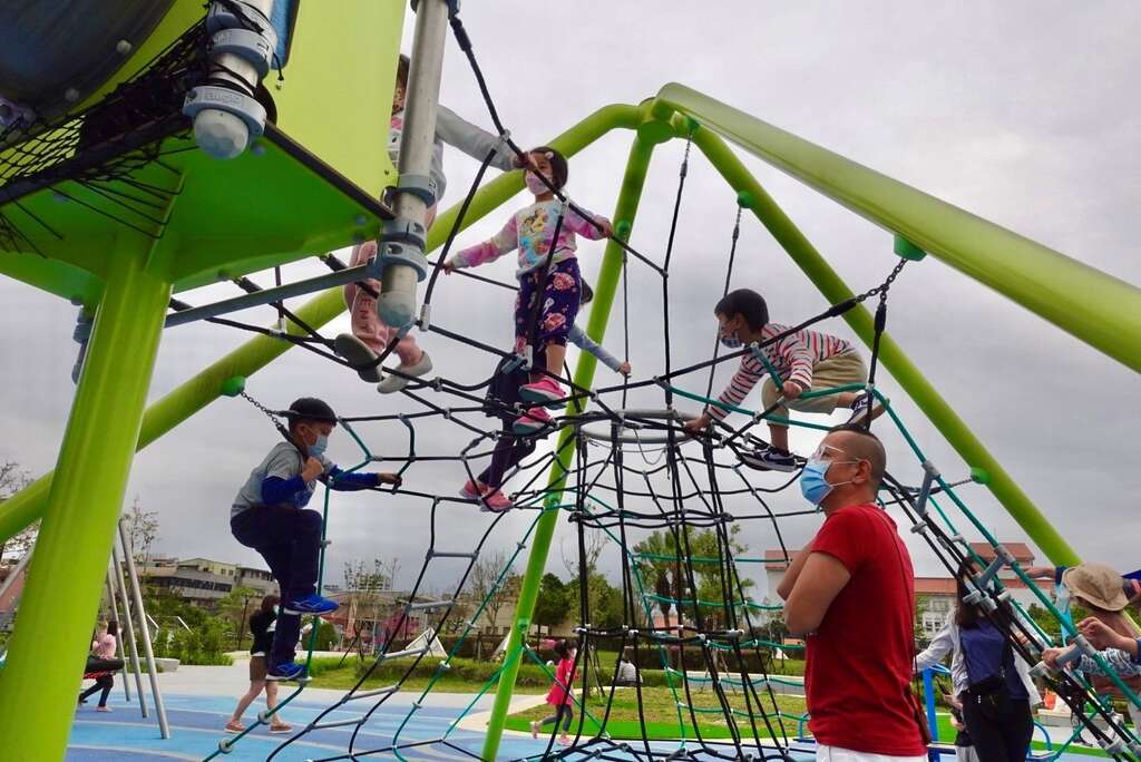 孩童開心遊玩攀爬網，體會當小小蜘蛛人的樂趣(圖片來源：臺北市政府工務局衛生下水道工程處)