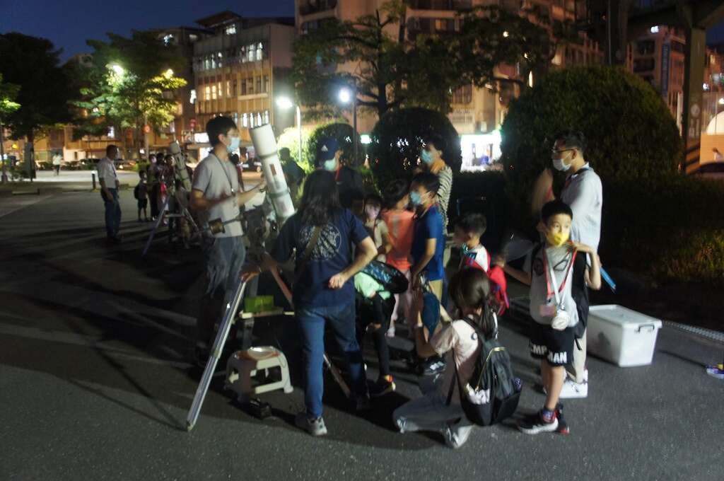 夜間於戶外觀賞天文(圖片來源：臺北市立天文科學教育館)
