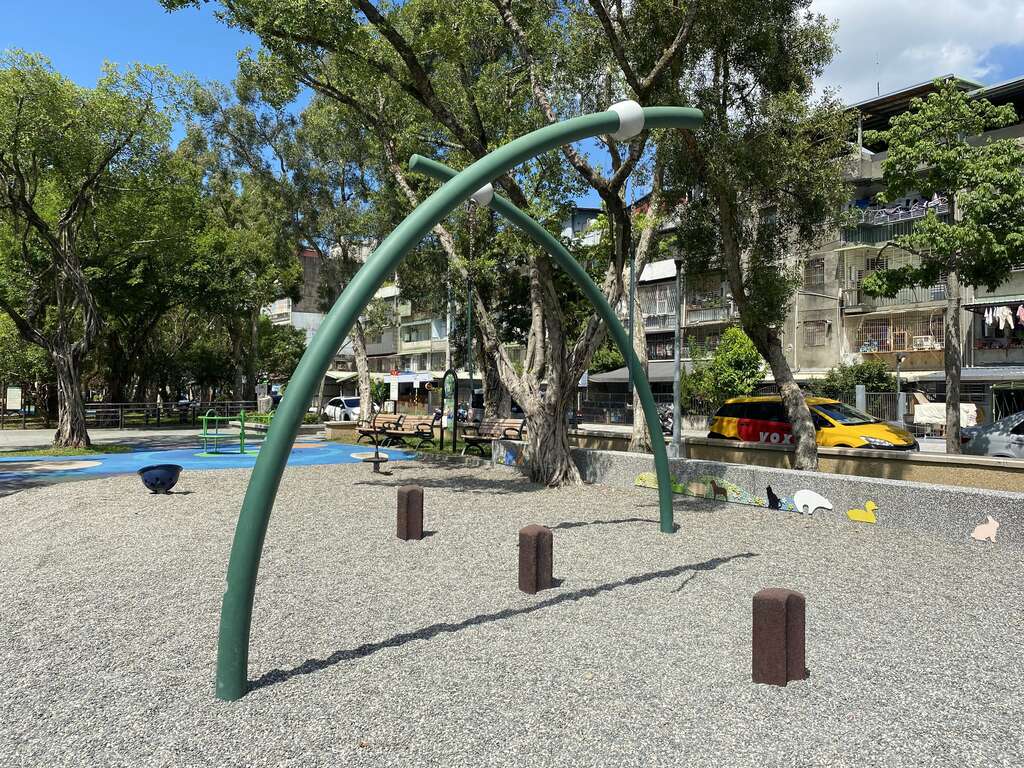 森林泰山遊具.JPG(圖片來源：臺北市政府工務局公園路燈工程管理處)