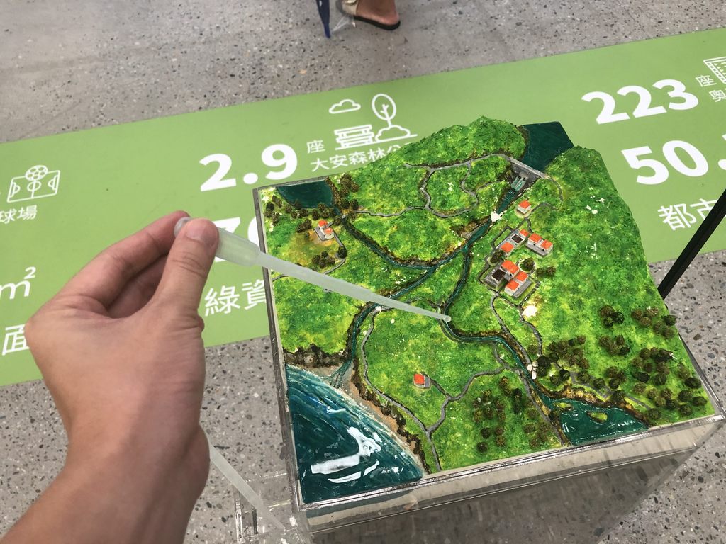 位於「永續發展」展區的「會呼吸的海綿城市」立體模型區,可讓民眾動手操作簡單的小實驗,了解台北神奇的吸水能力。.JPG