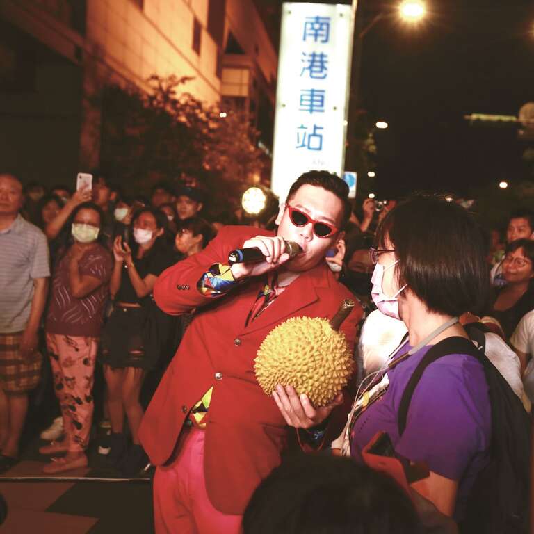 2020台北白晝之夜於南港舉行，現場有表演藝術者與民眾熱情互動，激盪出趣味火花。 (圖－台北白晝之夜)
