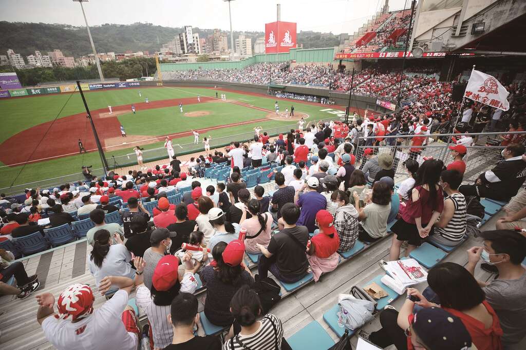 台北经常有例行性比赛举行，相当推荐民众进场感受赛事的魅力。（图／中央社）