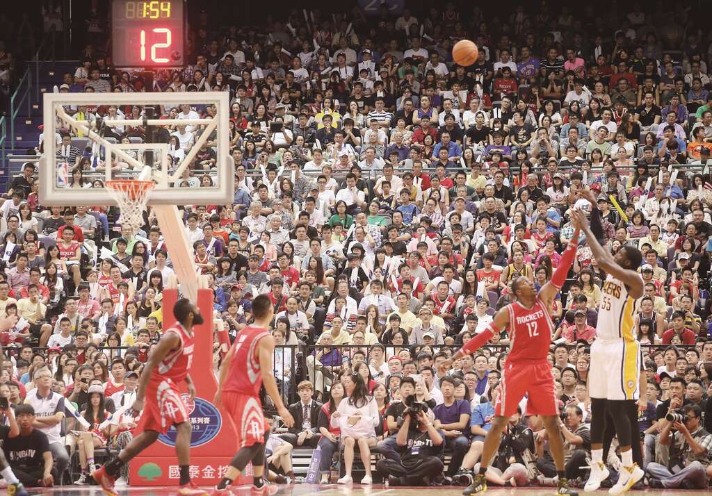 2013年在台北小巨蛋登场的NBA海外热身赛以NBA规格打造，在台湾掀起一波篮球热潮。（图／中央社）